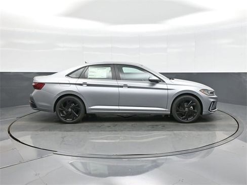 New 2025 Volkswagen Jetta SE image 8