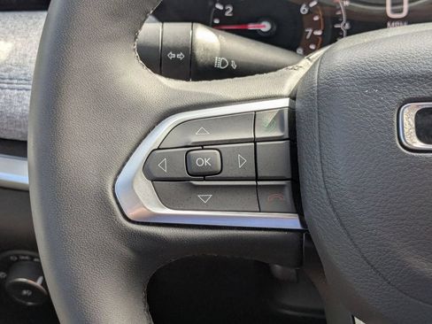Used 2025 Jeep Compass Latitude AWD/4WD image 16