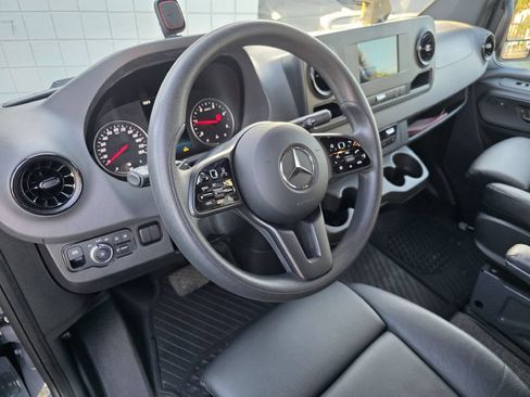 Used 2021 Mercedes-Benz Sprinter 2500 image 27