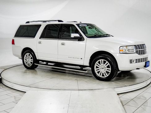 Used 2011 Lincoln Navigator L 4WD image 13