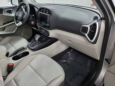 Used 2025 Kia Soul LX image 11