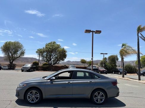 Used 2024 Volkswagen Jetta SE FWD image 5