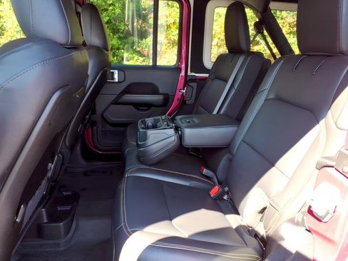 Used 2024 Jeep Wrangler Unlimited Sahara w/ Technology Group AWD/4WD image 14
