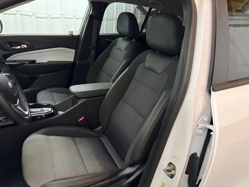 Used 2025 Chevrolet Trax LT w/ LT Convenience Package image 27