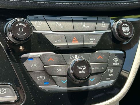 Used 2023 Chrysler Pacifica Limited w/ Uconnect Theater Family Group FWD image 27