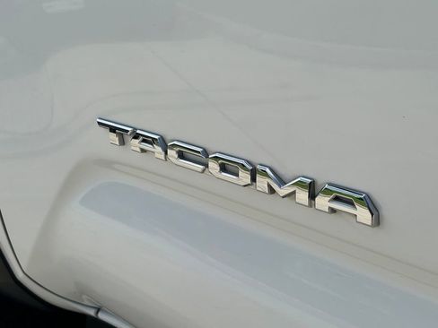 Used 2018 Toyota Tacoma TRD Off-Road AWD/4WD image 15