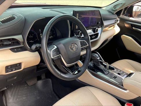 Used 2023 Toyota Highlander Limited image 18
