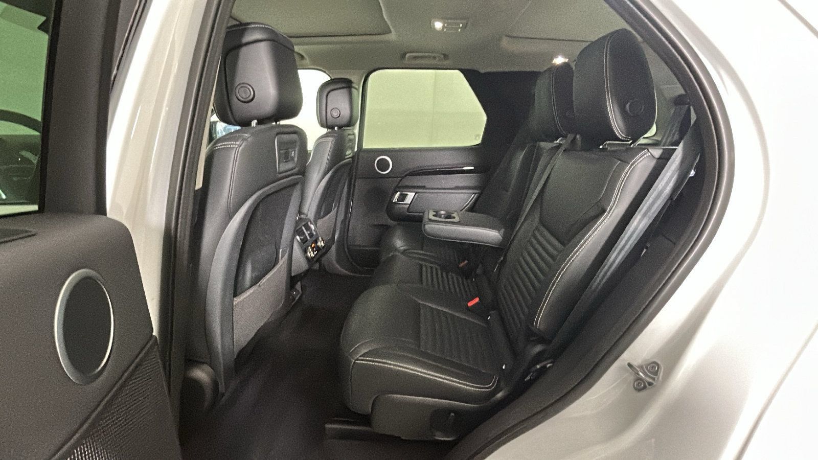 Used 2024 Land Rover Discovery S AWD/4WD image 29