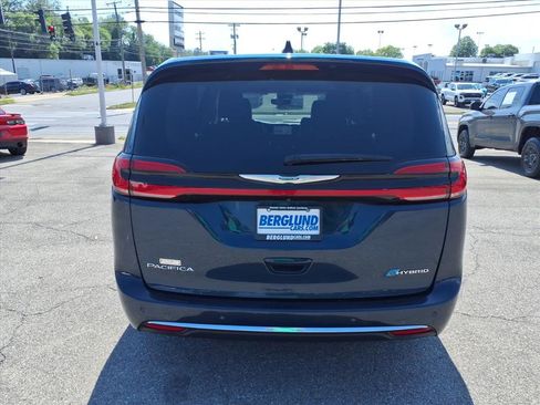Used 2023 Chrysler Pacifica Touring-L FWD image 5