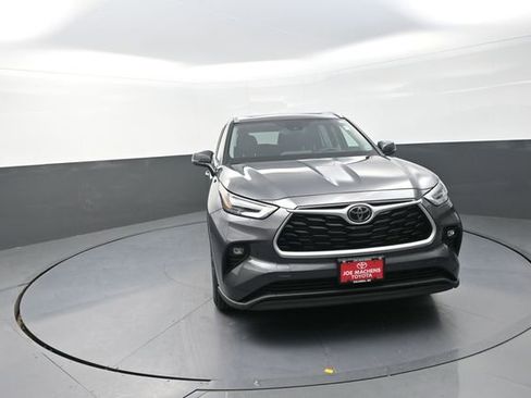 Used 2022 Toyota Highlander XLE image 30