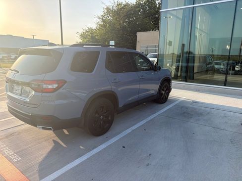Used 2025 Honda Pilot Black Edition image 6