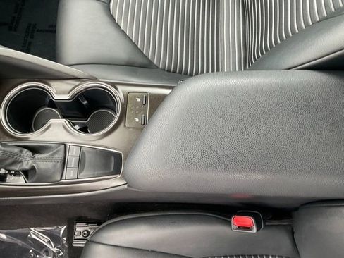 Used 2022 Toyota Camry SE w/ Cold Weather Package FWD image 19