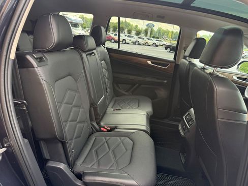 Used 2024 Volkswagen Atlas SE w/ Panoramic Sunroof Package FWD image 17
