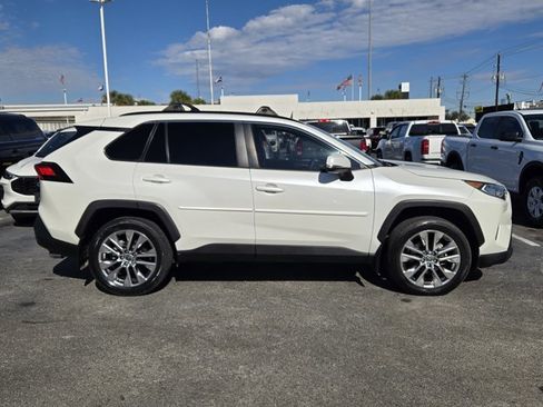 Used 2021 Toyota RAV4 XLE Premium image 4