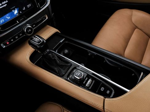 Used 2017 Volvo S90 T6 Momentum w/ Vision Package image 27