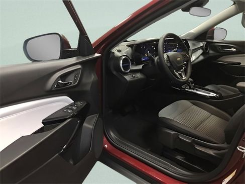 Used 2025 Chevrolet Trax LT w/ LT Convenience Package image 11