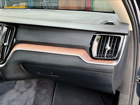 Used 2022 Volvo S60 B5 Momentum w/ Premium Package image 20