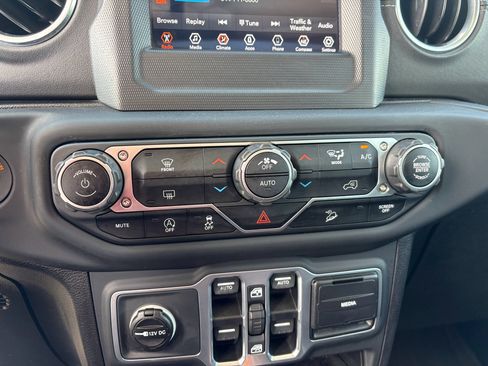 Used 2018 Jeep Wrangler Unlimited Sahara AWD/4WD image 17