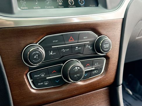 Used 2015 Chrysler 300 C Platinum w/ Harman/Kardon Audio Group image 10