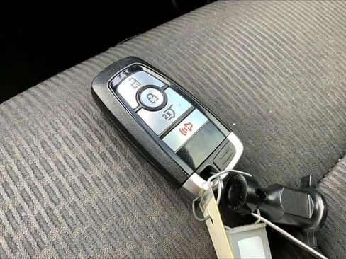 Used 2019 Ford Expedition XLT image 13