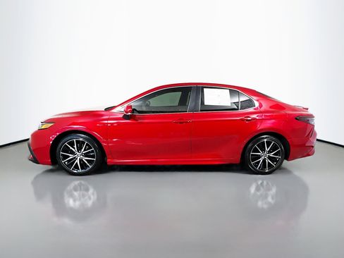 Used 2024 Toyota Camry SE image 9