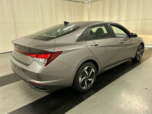 Used 2023 Hyundai Elantra SEL w/ Convenience Package image 2
