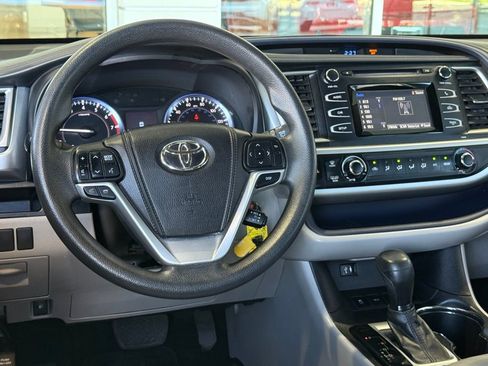 Used 2015 Toyota Highlander LE image 28