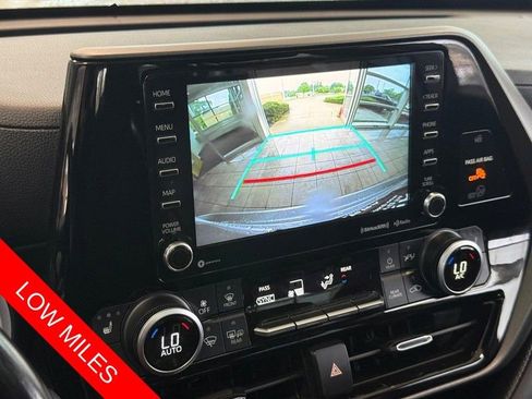 Used 2021 Toyota Highlander XLE AWD/4WD image 23