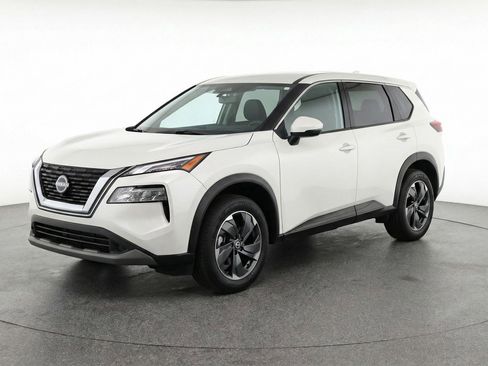 Used 2025 Nissan Rogue SV image 3