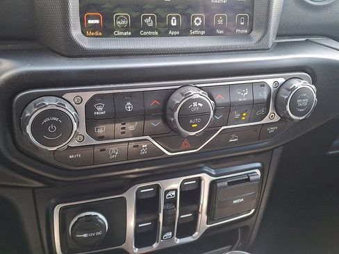 Used 2022 Jeep Wrangler Unlimited Sahara w/ LED Lighting Group AWD/4WD image 17
