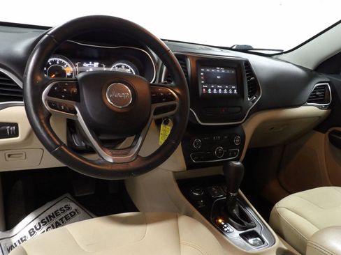 Used 2019 Jeep Cherokee Latitude w/ Cold Weather Group image 12