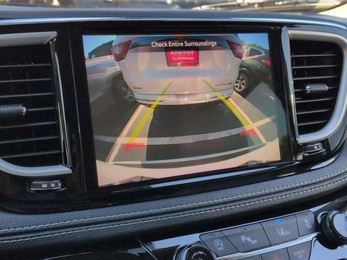 Used 2021 Chrysler Pacifica Touring-L FWD image 12