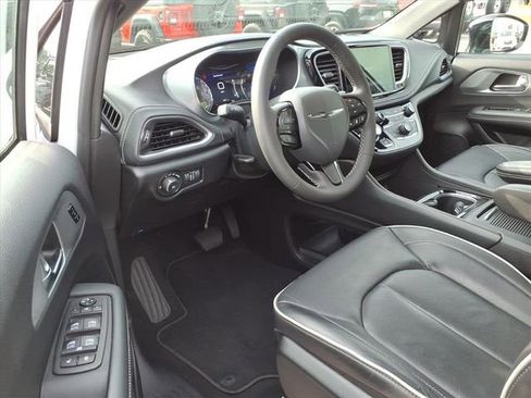 Used 2025 Chrysler Pacifica Limited FWD image 17