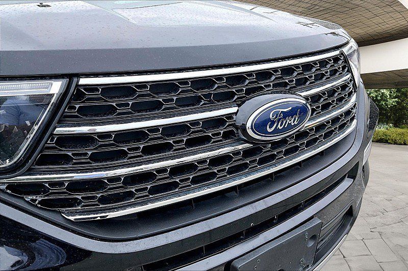 Used 2021 Ford Explorer XLT w/ Equipment Group 202A AWD/4WD image 24