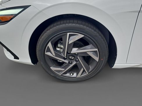 Used 2026 Hyundai Elantra Limited FWD image 9
