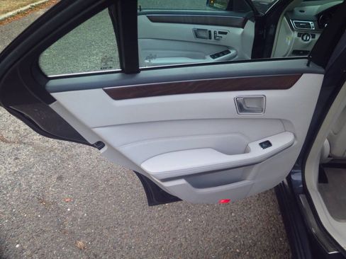 Used 2014 Mercedes-Benz E 350 4MATIC Sedan image 32