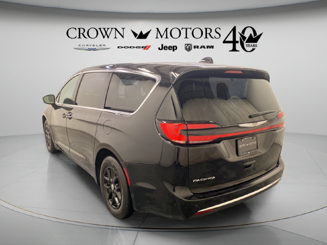 Used 2025 Chrysler Pacifica Select FWD image 12
