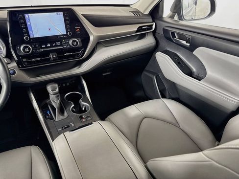 Used 2020 Toyota Highlander XLE FWD image 25