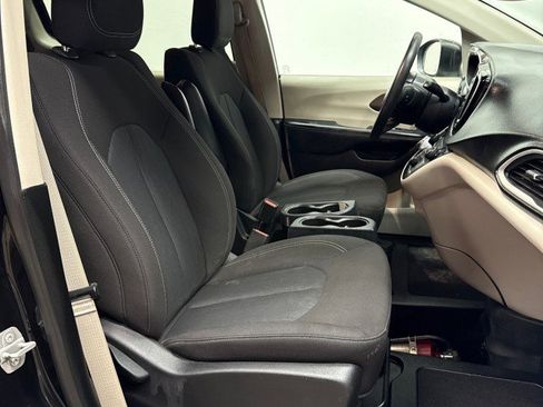 Used 2022 Chrysler Voyager LX image 23