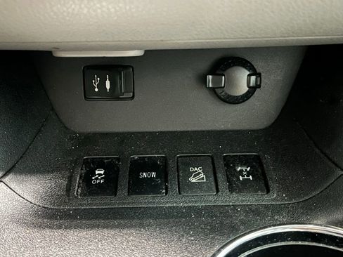 Used 2015 Toyota Highlander XLE AWD/4WD image 24