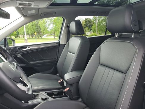 Used 2023 Volkswagen Tiguan SE w/ Panoramic Sunroof Package AWD/4WD image 8