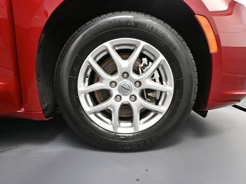 Used 2024 Chrysler Pacifica Touring-L FWD image 15