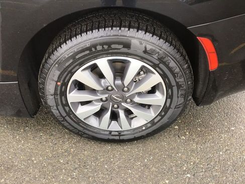 Used 2024 Chrysler Pacifica Select image 10