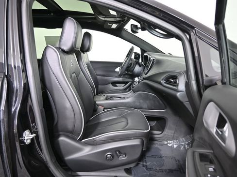 Used 2025 Chrysler Pacifica Limited w/ Trailer Tow Group AWD/4WD image 13