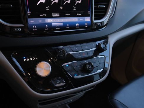 Used 2023 Chrysler Pacifica Touring-L FWD image 24
