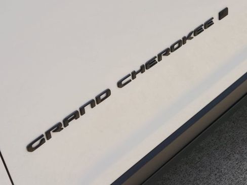 Used 2023 Jeep Grand Cherokee Altitude RWD image 11