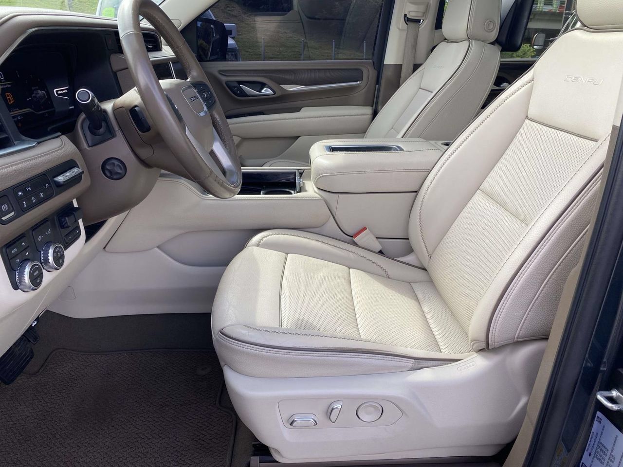 Used 2022 GMC Yukon XL Denali w/ Denali Ultimate Package AWD/4WD image 16