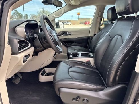 Used 2024 Chrysler Pacifica Touring-L FWD image 2