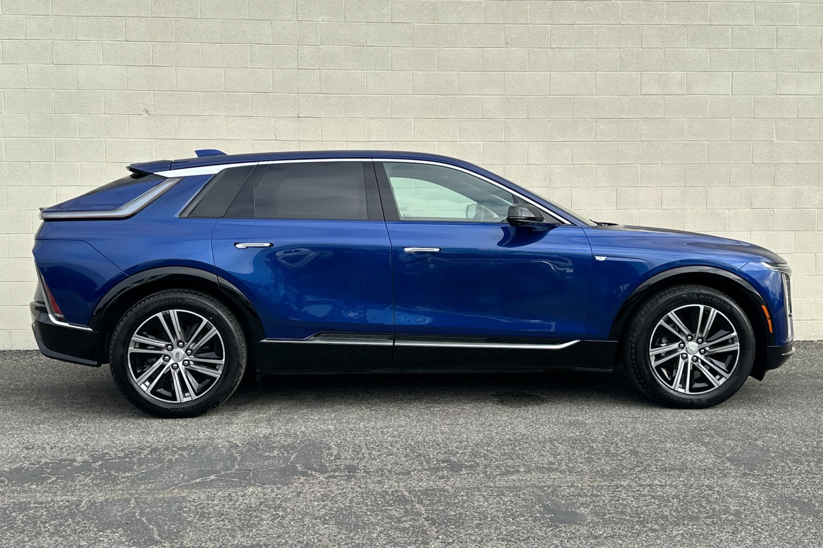 Certified 2024 Cadillac Lyriq Luxury RWD image 3