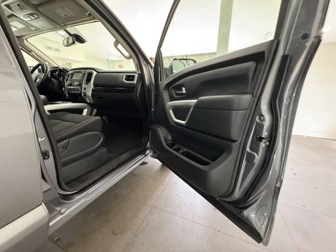 Used 2018 Nissan Titan SV w/ SV Convenience Package AWD/4WD image 25